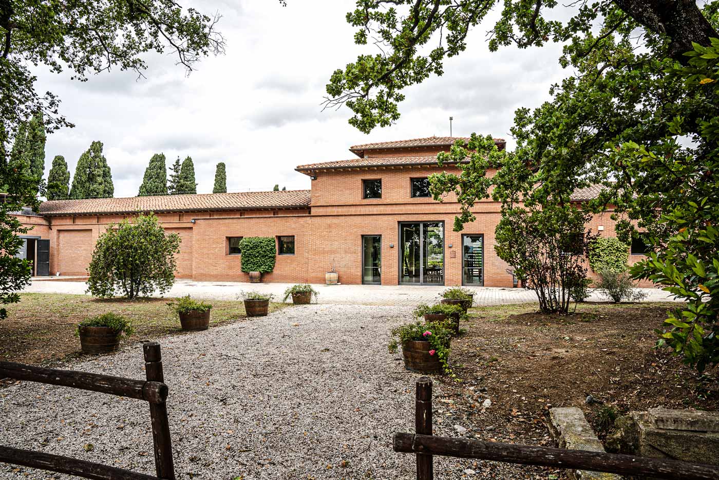 Der Hof vom Weingut Tenuta San Guido