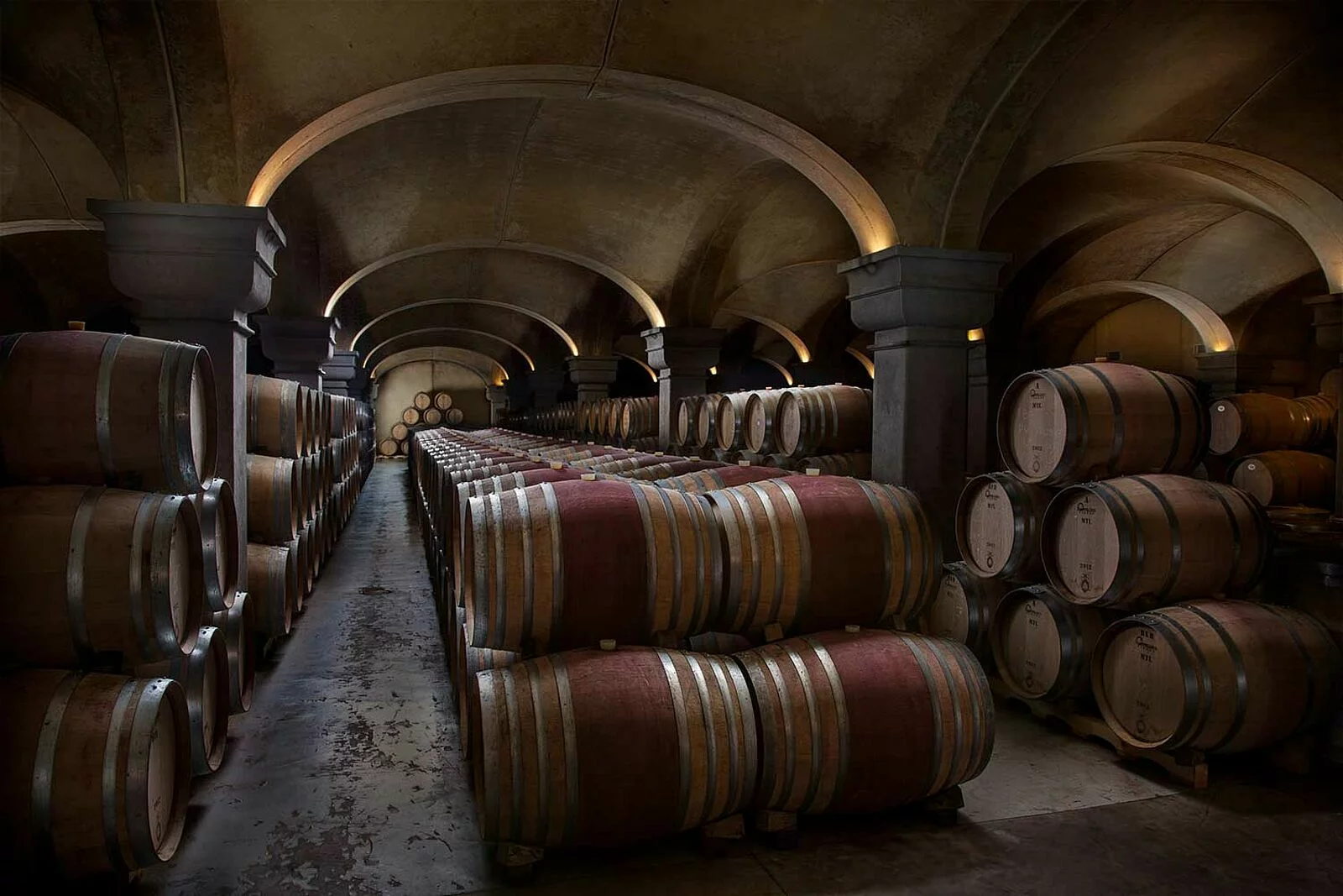 Lagerung von Wein und Weinfaessern im Weinkeller Tignanello