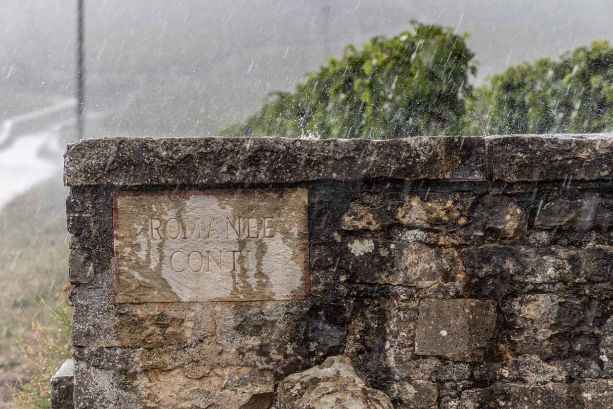 Inschrift auf einer Steinmauer bei den Weinfeldern der Domaine